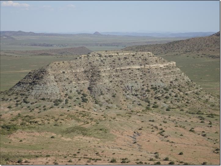 Researchers dated ash deposits from this hill, called a koppie in South Africa. The lower part of koppie Loskop exposes strata from before the end-Permian extinction (Palingkloof Member of the Balfour Formation), while the upper part contains layers deposited after the extinction (Katberg Formation). Credit: Photo courtesy of John Geissman